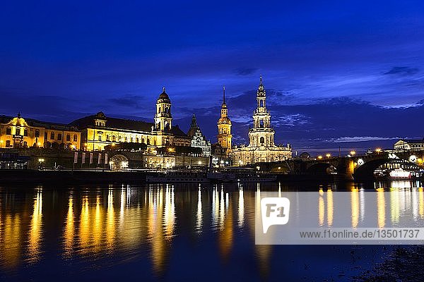 Altstadt bei Nacht  Terrassenufer  Hofkirche  Residenzschloss und Elbe mit Wasserspiegelung  Dresden  Sachsen  Deutschland  Europa