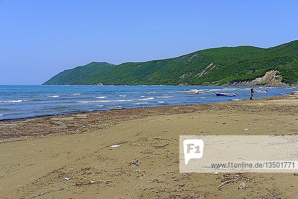 Verschmutzter Strand in Fushë-Draç bei Durres  Kap Rodon  Kepi i Rodonit  Adriatisches Meer  Durrës  Albanien  Europa