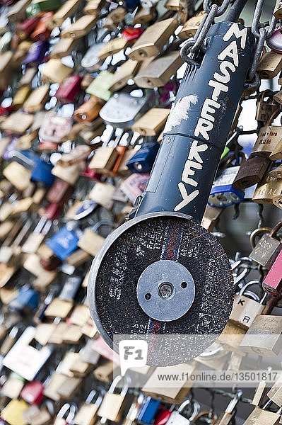 Trennschleifer mit vielen Vorhängeschlössern an der Hohenzollernbrücke Köln Nordrhein-Westfalen Deutschland Europa