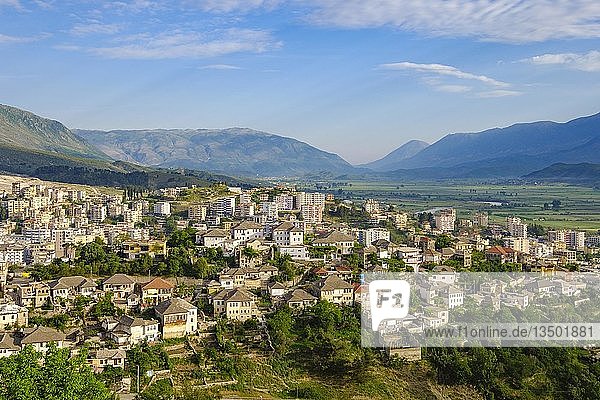 Stadtansicht Gjirokastra mit Bergen  Gjirokastër  Albanien  Europa
