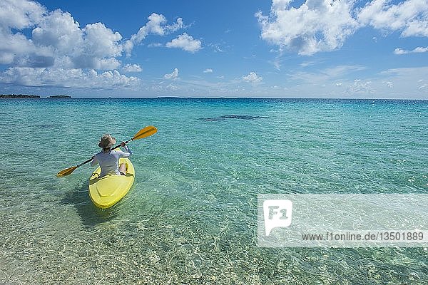 Touristin beim Kajakfahren im türkisen Wasser von Tikehau Tuamotu-Archipel Französisch-Polynesien Ozeanien