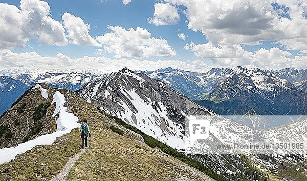 Wanderin auf Wanderweg  Überquerung vom Seekarspitz zum Seebergspitz  Tirol  Österreich  Europa