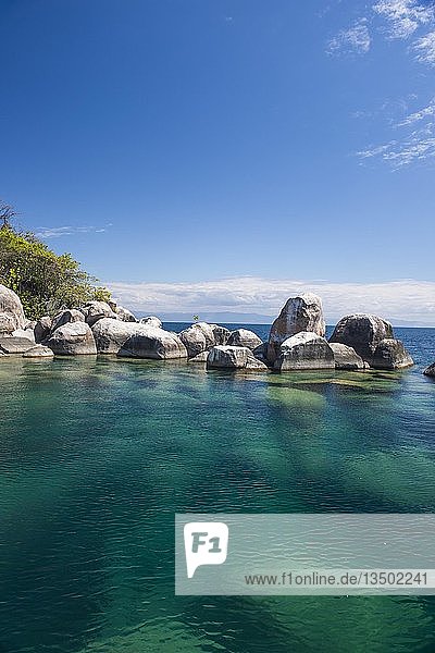 Türkisfarbenes klares Wasser und Granitfelsen Mumbo Island Cape Maclear Lake Malawi