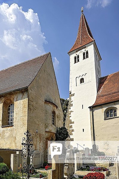 Beinhaus  Karner  Glockenturm der romanischen Basilika St. Martin  Altstadt  Greding  Mittelfranken  Franken  Bayern  Deutschland  Europa