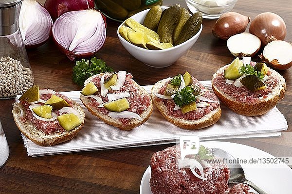 Brötchen mit Schweinehackfleisch, Zwiebeln, Gurken und Petersilie