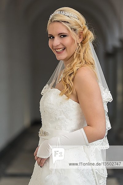 Porträt einer jungen Frau in einem weißen Hochzeitskleid