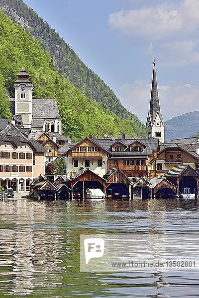 Hallstatt am Hallstätter See mit evangelischer und katholischer Kirche,  Salzkammergut,  Dachsteinregion,  Oberösterreich,  Österreich,  Europa