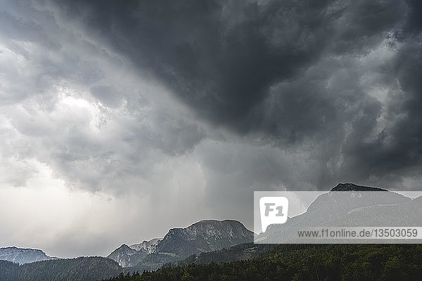 Dramatische Lichtstimmung mit dunklen Gewitterwolken über den Bergen,  dunkle Wolken,  Gewitter,  Nationalpark Berchtesgadener Land,  Berchtesgadener Land,  Oberbayern,  Bayern,  Deutschland,  Europa