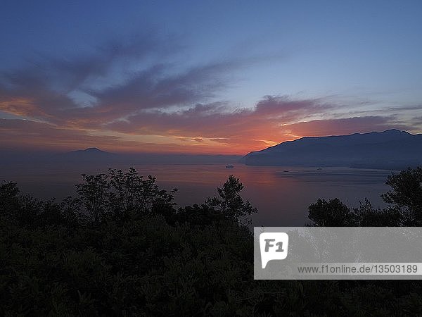 Sonnenaufgang und Morgendämmerung im Golf von Neapel bei Sorrento  im Hintergrund der Vesuv  Kampanien  Italien  Europa
