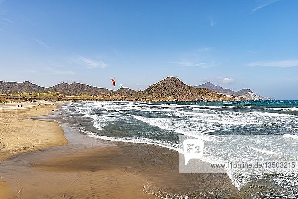 Langer  flacher Sandstrand am Meer  Playa de Los Genoveses  Nationalpark Cabo de Gata-Nijar  Almería  Spanien  Europa
