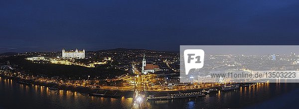 Panoramablick auf die Altstadt von Bratislava mit Donau  Burg und Martinsdom  Nachtansicht  Bratislava  Slowakei  Europa