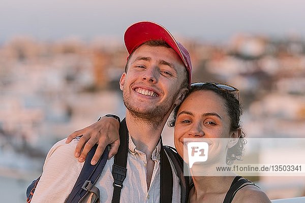 Junge Frau und junger Mann schauen fröhlich in die Kamera  Paar  Plaza de la Encarnacion  Sevilla  Andalusien  Spanien  Europa