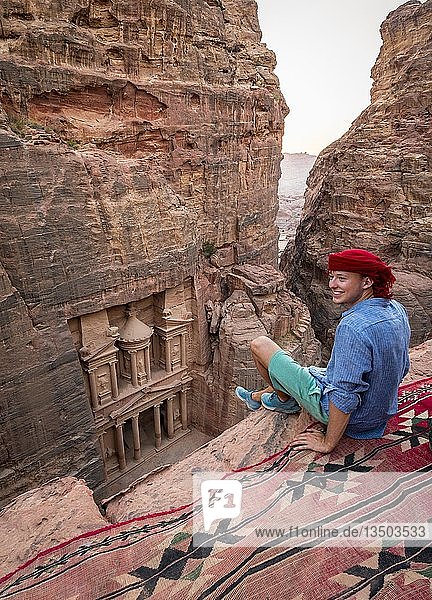 Mann  Tourist schaut von oben in die Schlucht Siq  in den Fels geschlagenes Schatzhaus des Pharaos  Fassade des Schatzhauses Al-Khazneh  Khazne Faraun  Mausoleum in der Nabatäerstadt Petra  nahe Wadi Musa  Jordanien  Asien
