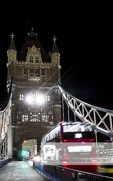 Fahrender Doppeldeckerbus auf der Tower Bridge  Nachtansicht  London  England