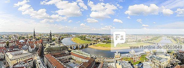 Panorama, Ausblick auf die Altstadt mit Augustusbrücke, Terrassenufer, Hofkirche, Residenzschloss, Hochschule für Bildende Künste und Elbe von der Frauenkirche, Dresden, Sachsen, Deutschland, Europa