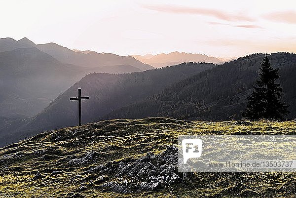 Gipfelkreuz bei Sonnenuntergang in der Nähe der Blauberg Alm  Tirol  Österreich  Europa
