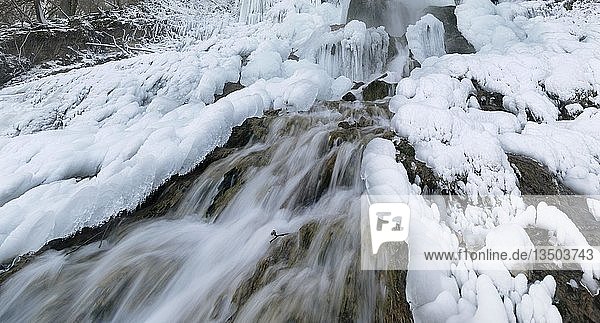 Bad Urach Wasserfall im Winter  Schwäbische Alb  Baden-Württemberg  Deutschland  Europa
