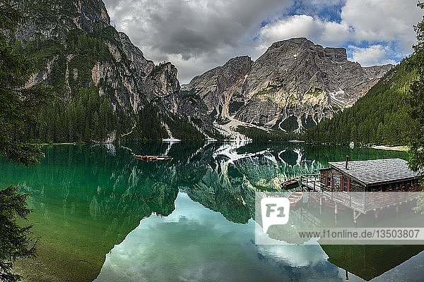 Grüner Bergsee mit Booten und Bootshaus  Seekogelspitze im Hintergrund  Wasserspiegelung  Pragser Wildsee  Dolomiten  Italien  Europa