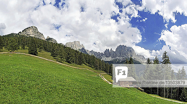 Bergpanorama mit Hütte in der Rosengartengruppe  Südtirol  Italien  Europa