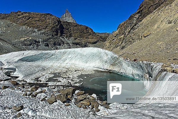 Gletschersee im Gornergletscher  dahinter das Matterhorn  Zermatt  Wallis  Schweiz  Europa