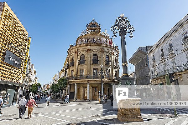 Rundbau El Gallo Azul mit Uhr  Calle Larga  Plaza Esteve  Jerez de la Frontera  Provinz Cádiz  Andalusien  Spanien  Europa