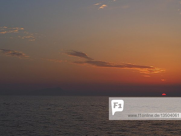 Sonnenuntergang im Golf von Neapel bei Sorrent  Kampanien  Italien  Europa