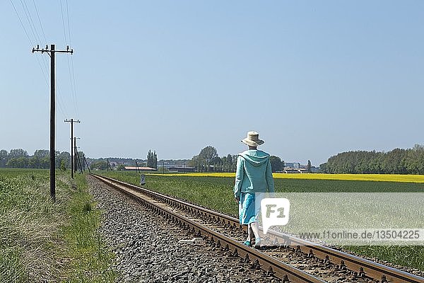 Frau läuft auf Bahngleisen  Klein Bollhagen  Mecklenburg-Vorpommern  Deutschland  Europa