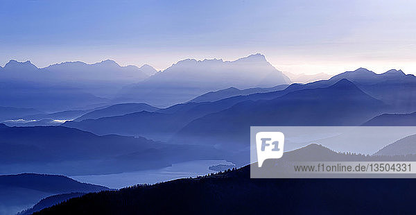 Blick vom Brauneck auf die Jachenau mit Walchensee und Zugspitze mit Wettersteingebirge  Lenggries  Oberbayern  Bayern  Deutschland  Europa