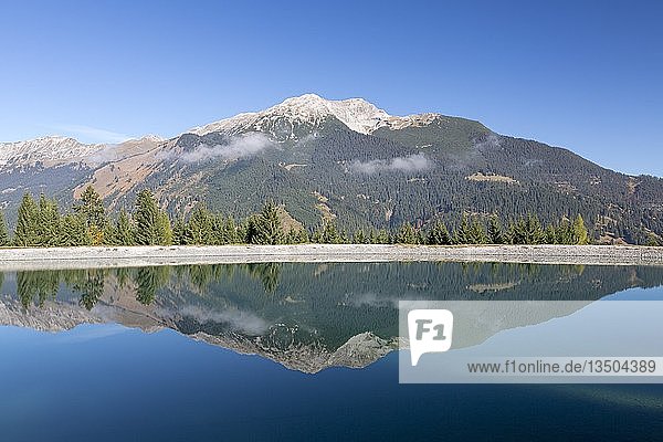 Wasserspeicher für die Beschneiung der Skipisten am Grubigstein mit Blick zum Daniel Lermoos Tirol Österreich Europa