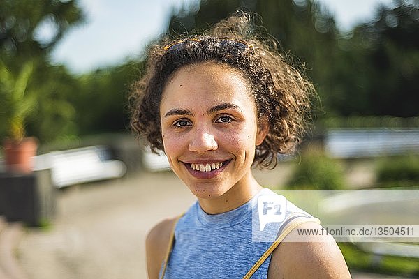 Porträt einer hübschen jungen Frau  lächelt  Berlin  Deutschland  Europa