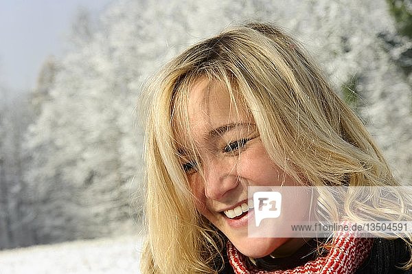 Junge blonde Frau im Winter