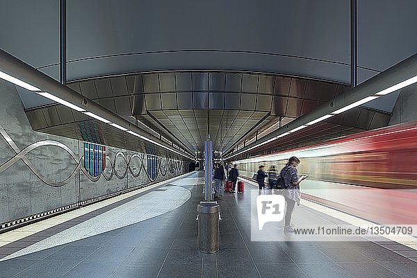 U-Bahnstation Klinikum mit ankommender U-Bahn und FahrgÃ¤sten  FÃ¼rth  Mittelfranken  Bayern  Deutschland  Europa