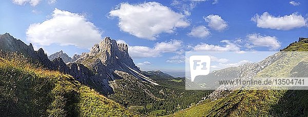 Blick auf die Geisler Berge und das Villnösstal vom Kreuzjoch aus gesehen  Villnösstal  Provinz Bozen  Italien  Europa