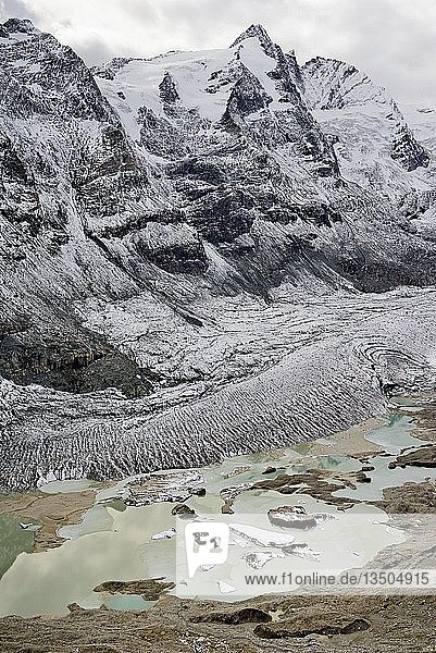 Blick von der Kaiser-Franz-Josefs-Höhe  2369 m  auf den schneebedeckten Großklockner  3798 m  mit Pasterze-Gletscher  Nationalpark Hohe Tauern  Kärnten  Österreich  Europa