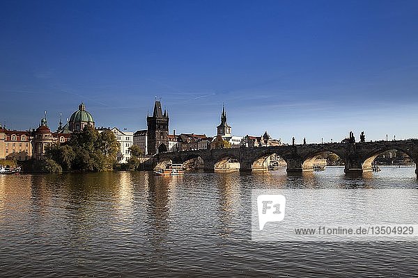 Blick auf die Karlsbrücke  Prag  Tschechische Republik  Europa