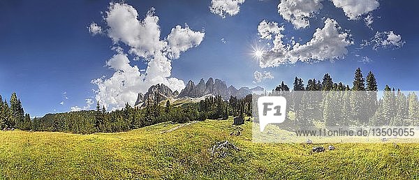 Villnösser oder Fünser Tal mit der Geislergruppe  Geislergruppe  Dolomiten  Südtirol  Italien  Europa