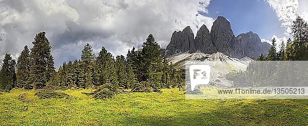 Panoramablick auf den Adolf-Munkel-Weg  Geisler-Massiv  Villnösstal  Geisler-Gruppe  Dolomiten  Provinz Bozen  Italien  Europa