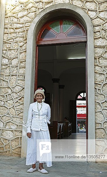 Frau  74 Jahre  in typischer Kleidung der katholischen Laienorganisation Legion de Maria  am Eingang zur katholischen Kirche Trinitaria  Parque Central Duarte  La Romana  Dominikanische Republik  Mittelamerika