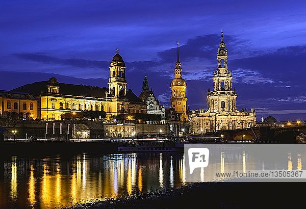 Altstadt bei Nacht  Terrassenufer  Hofkirche  Residenzschloss und Elbe mit Wasserspiegelung  Dresden  Sachsen  Deutschland  Europa