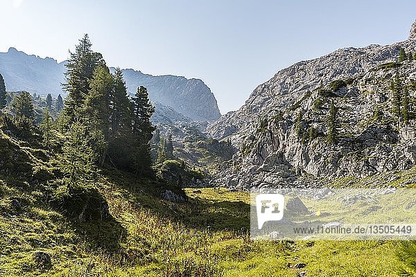 Zwei Wanderer in der Ferne  Berglandschaft  Stuhlgraben  Hinterten Grießkogel  Steinernes Meer  Funtenseetauern  Nationalpark Berchtesgaden  Berchtesgadener Land  Oberbayern  Bayern  Deutschland  Europa