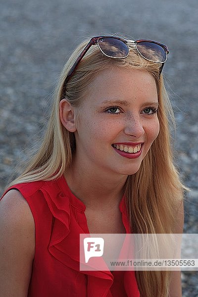 Porträt  hübsche blonde junge Frau mit Sonnenbrille im Haar  Deutschland  Europa