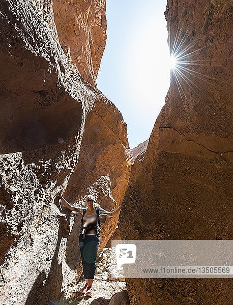 Junge Wanderin in einer engen Sandsteinschlucht  Sonnenreflex  Dades-Tal  Marokko  Afrika