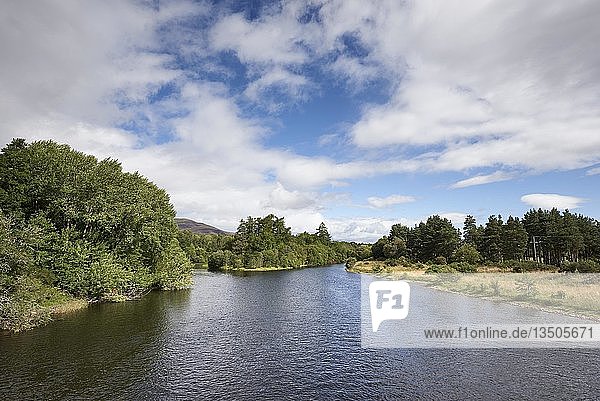 Der Fluss Spey fließt und fließt durch das Loch Insh  Kincraig  Speyside  Highlands  Schottland  Vereinigtes Königreich  Europa