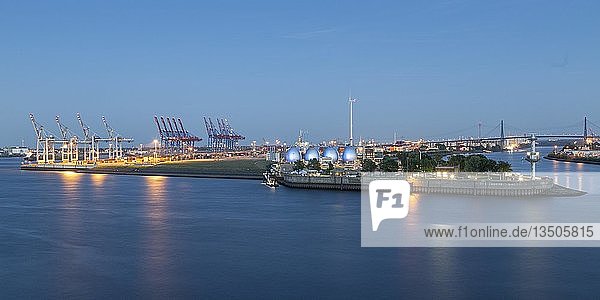 Hamburger Hafen in der Abenddämmerung  Containerterminal  Elbe  Hamburg  Deutschland  Europa