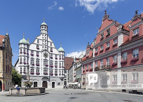 Memminger Rathaus von 1589  Renaissance  rechts Haus der großen Zunft  Memmingen  Schwaben  Bayern  Deutschland  Europa