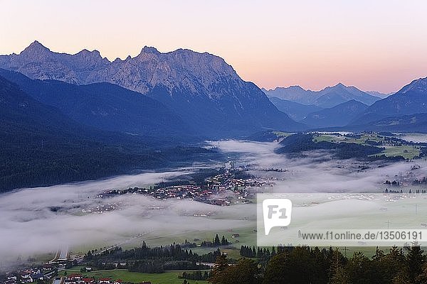 KrÃ¼n und Isar mit Karwendelgebirge  Blick ins Tal bei FrÃ¼hnebel vom Krepelschrofen  Werdenfelser Land  Oberbayern  Bayern  Deutschland  Europa