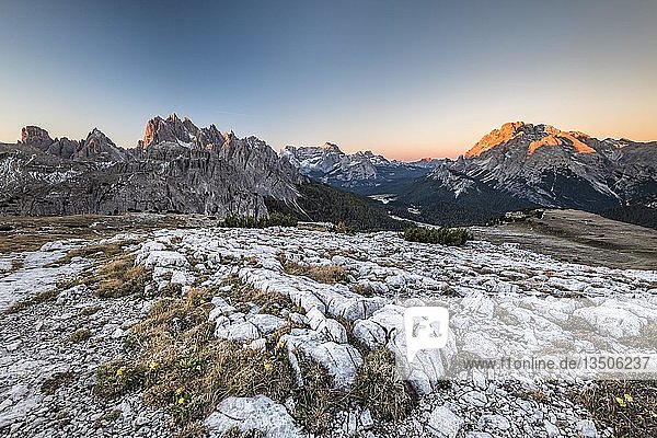 Sonnenaufgang über den Bergen der Sextner Dolomiten  Blick von der Auronzo-Hütte  Dolomiten  Italien  Europa