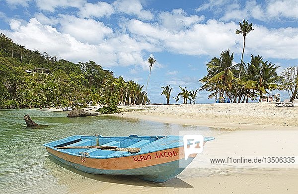 Fischerboot am Sandstrand an der Lagune  Playa Rincon  Provinz Samaná  Dominikanische Republik  Mittelamerika