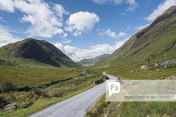 Einspurige Straße  Highlands  Schottland  Großbritannien