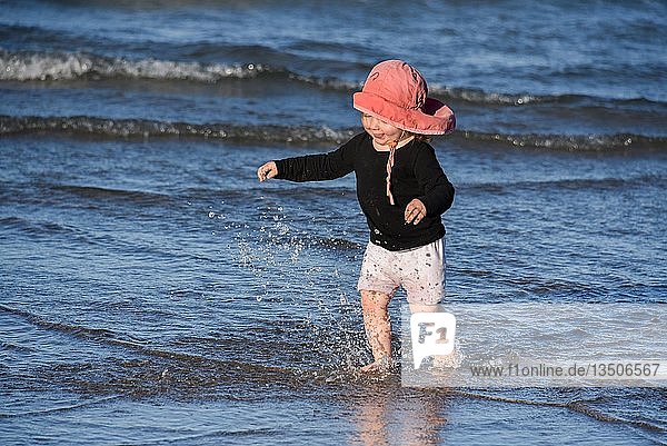 Mädchen läuft im Wasser am Strand  Puerto Madryn  Argentinien  Südamerika